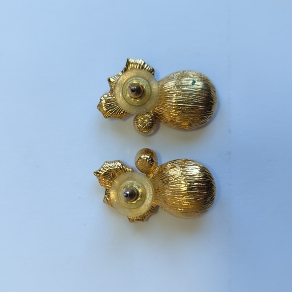 Vintage AVON Red Holly Berry Earrings - Picture 3 of 4